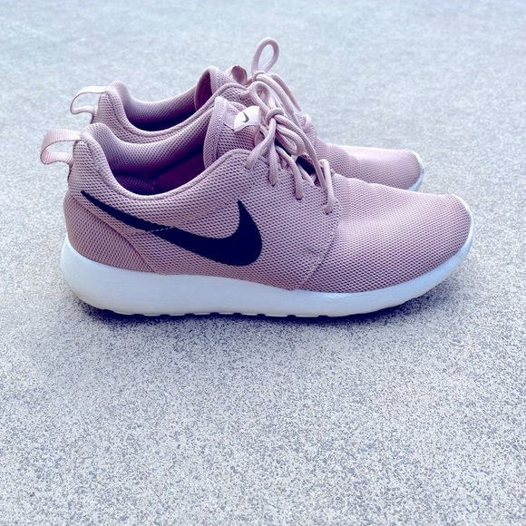 Nike Shoes - Nike Roshe Women’s Shoes
